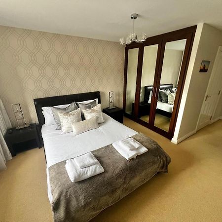 Majestic, Modern & Spacious Harbour-View Apartment With Parking Whitby Exterior photo