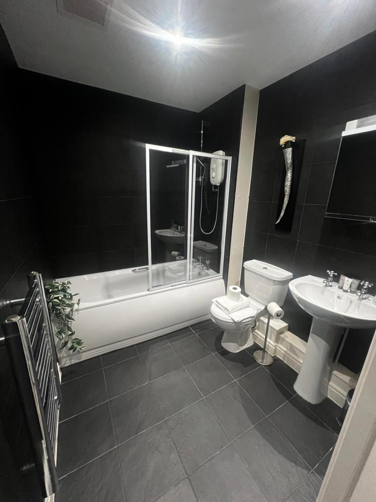 Majestic, Modern & Spacious Harbour-View Apartment With Parking Whitby Exterior photo